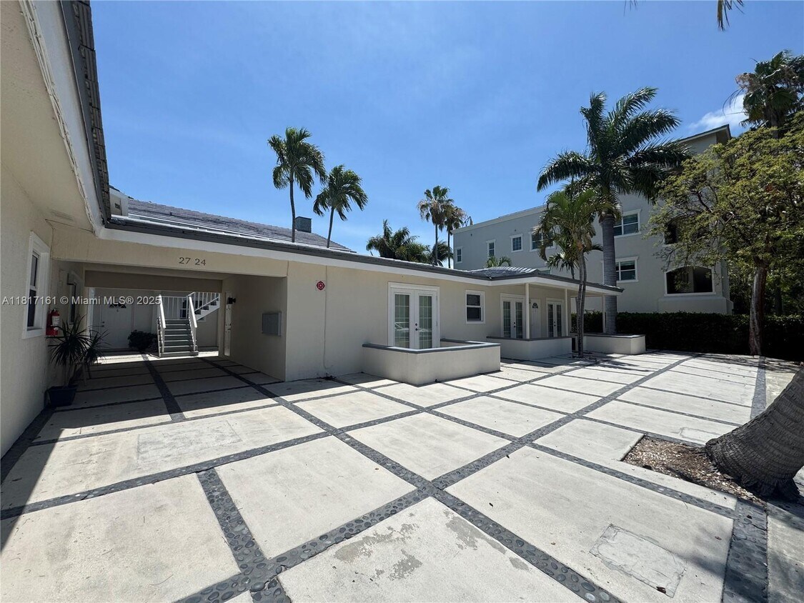 Foto del edificio - 2724 NE 15th St