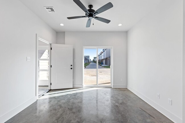 Building Photo - 104 Winged Elm Lane