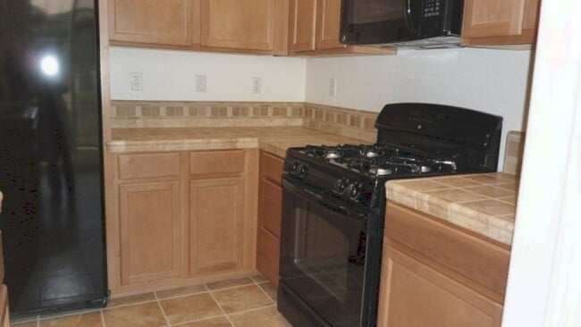 Foto del edificio - $1,997.00 - Walking Paths - Close to Schools and Shopping - Skiing - Community Pool