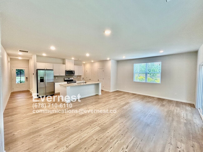 Building Photo - 3-Bedroom Home with Large Lawn and Ideal L...