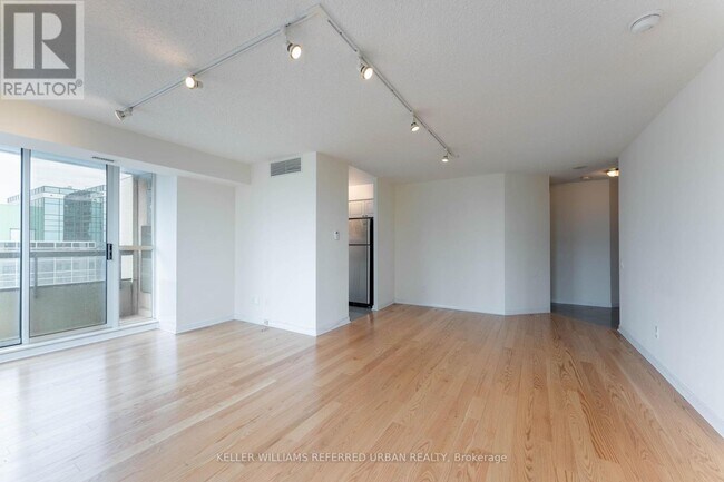 Photo du bâtiment - 911-33-2233 Empress Ave