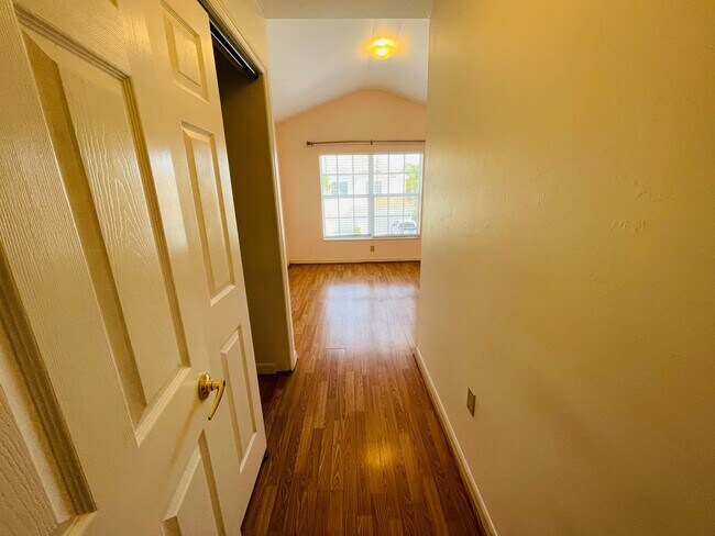 Foto del edificio - Family-Friendly Townhome Close to Beaches ...