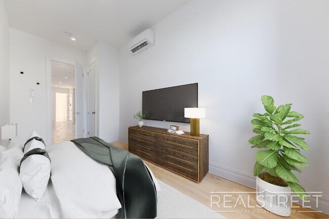 Foto del edificio - NO FEE! NEW 3 BED floor-thru in Bed Stuy Brownstone + in unit W/D!