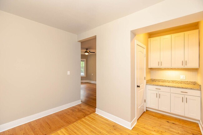 Building Photo - 1337 W Touhy Ave