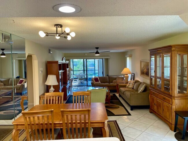 Building Photo - Elegant 2 bed 2 bath 55+ Condominium in Bradenton: Fully Furnished Annual Rental - Impeccably Mai...