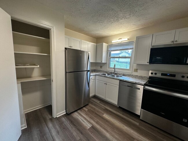 Building Photo - Fully Updated Duplex in Blacksburg