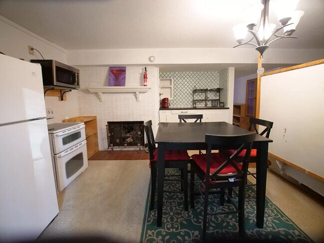 Foto del edificio - Room in Duplex on Dixon Dr