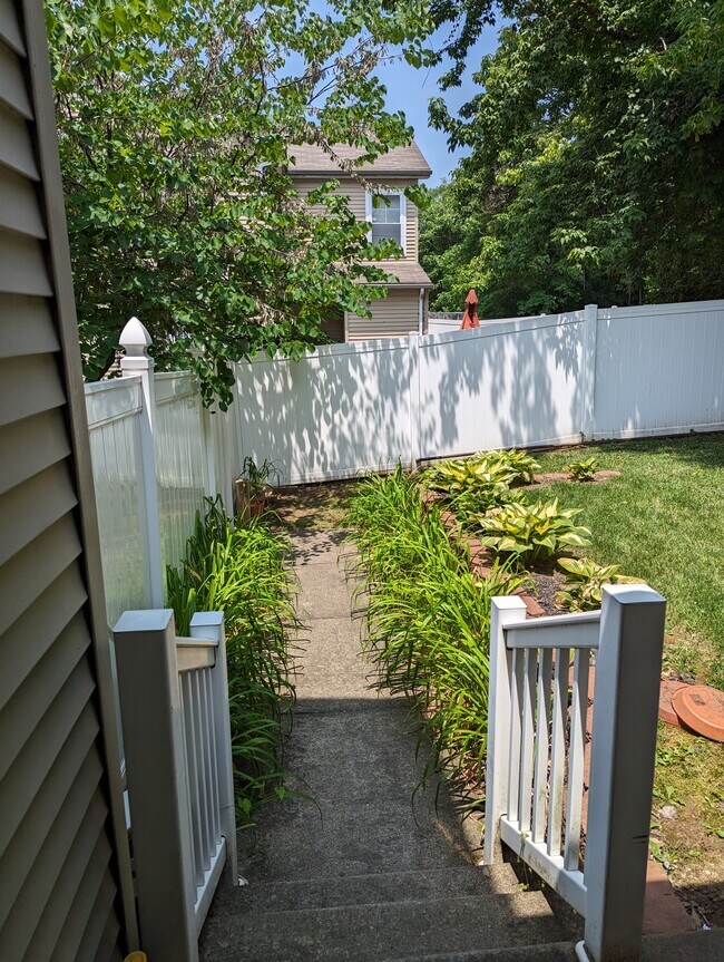 Patio trasero 1 - 631 N 44th St