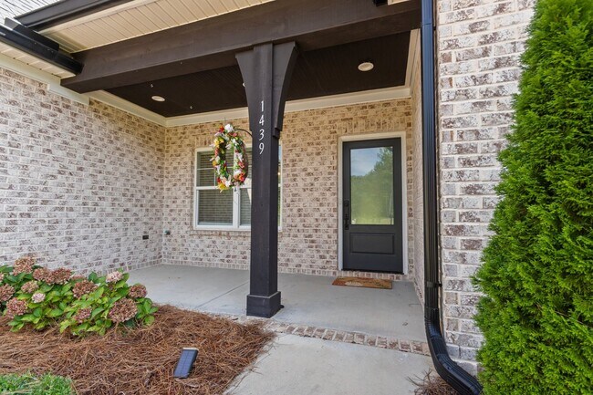 Foto del edificio - 4 Bed 3.5 Bath Home on the Golf Course