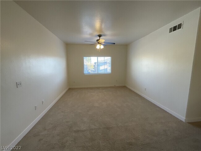 Building Photo - 3400 Cabana Dr