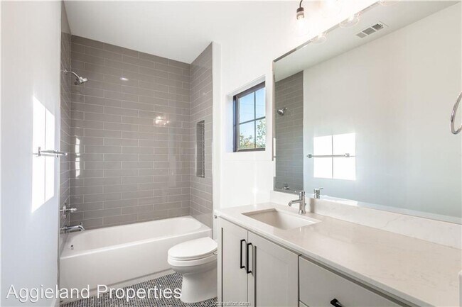 Foto del edificio - 2 br, 2 bath House - 806 Thomas - Garage A...