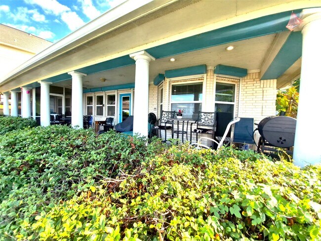 Building Photo - 402 1/2 Avenue A