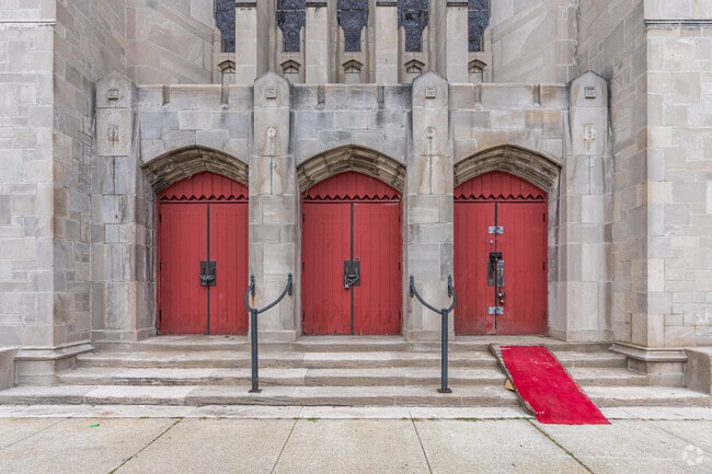 Entrance - 4611 S Ellis Ave Apartments
