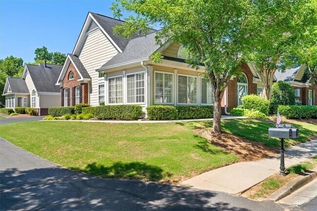 Foto del edificio - 1305 Village Ln