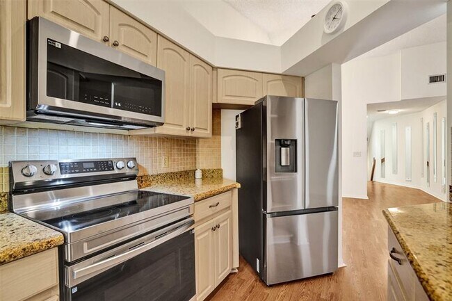 Foto del edificio - 3407 Emerald Oaks Dr