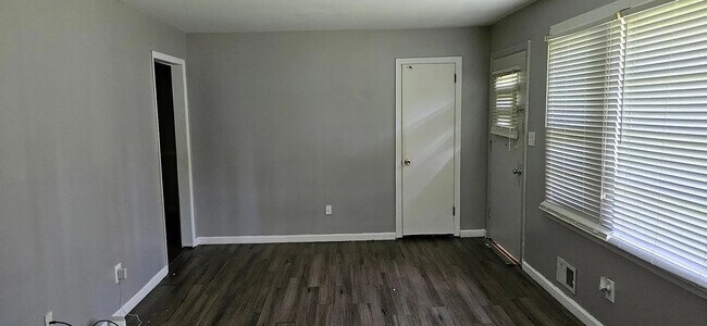 Foto del edificio - Room in House on Batiste Garden Cir