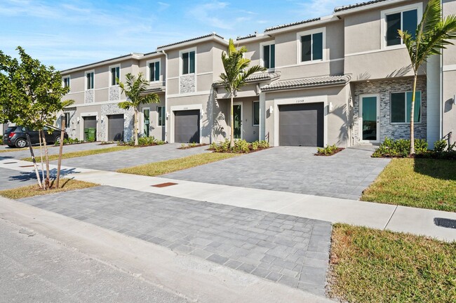 Building Photo - Brand new 3 bed 2.5 bath Townhouse with ya...