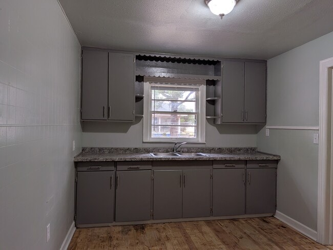 Building Photo - 331 G St NE