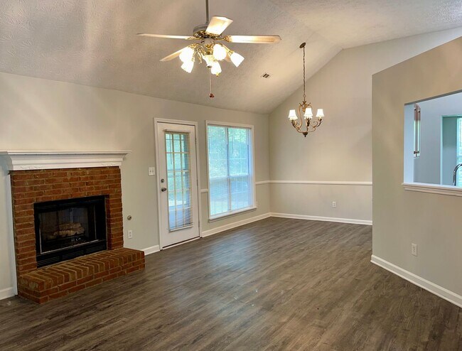Foto del edificio - 3 Bedroom/2 Bath Ranch home With NO Carpet!