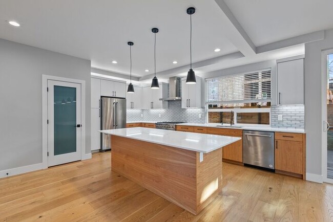 Foto del edificio - Gorgeous Highland Park Standalone Townhome...