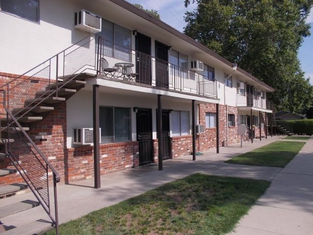 Building Photo - 228 S Walnut Ave