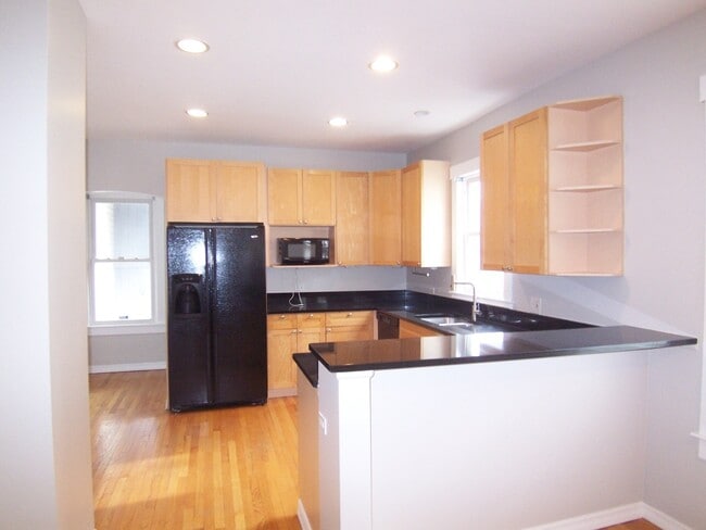 Building Photo - 1419 Darrow Ave