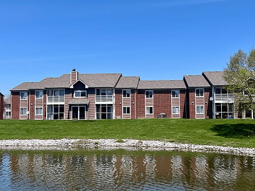 Edificio exterior y lago - Keeneland Crest Apartments