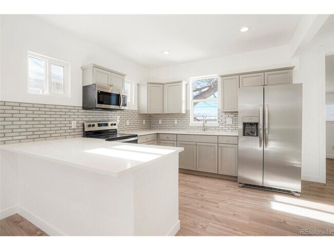 Foto del edificio - Spacious 2 Bed 2.5 Bath in the heart of Baker!