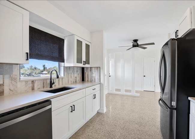 Building Photo - 4869 Venetian Blvd NE