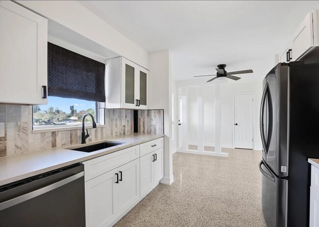 Foto del edificio - 4869 Venetian Blvd NE