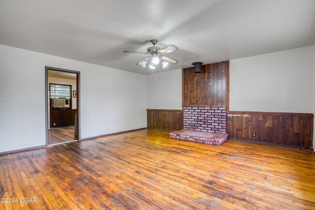 Building Photo - 2404 Iron Gates Rd
