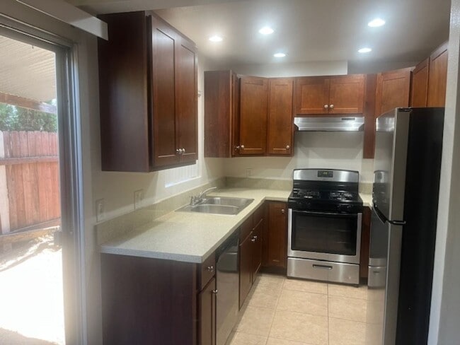 Building Photo - 481 N Cypress St