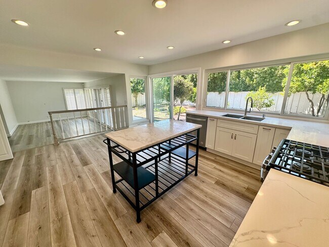 Foto del edificio - Welcome to this beautiful home in the high...