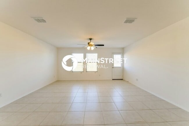 Photo - 3 Bedroom Pet-Friendly Home in Fort Worth, TX with Main Street Renewal