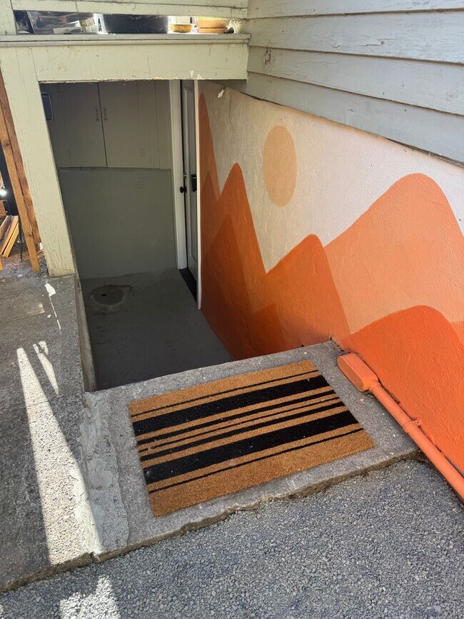 Foto del edificio - Fully Furnished 1-Bedroom Apartment – Private Entry – Sellwood