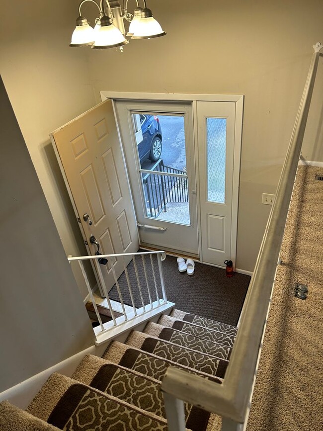 Building Photo - Available NOW! 3bd townhome in great Woodb...
