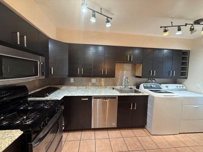 Building Photo - Townhome For Rent
