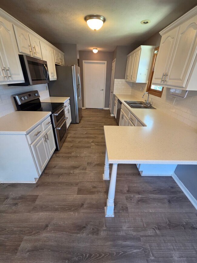 Foto del edificio - Large 4 Bedroom 3 Bath Single Family