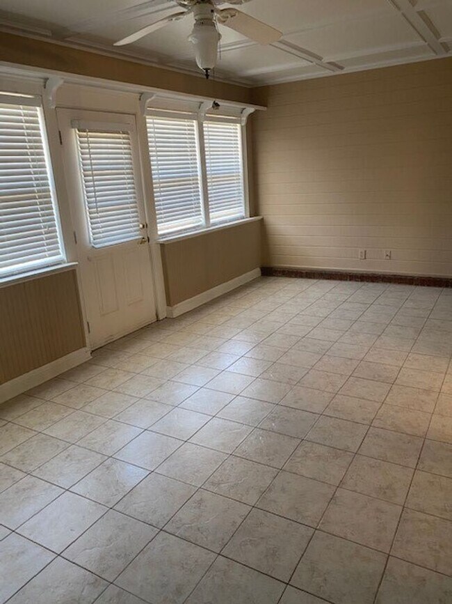 Building Photo - 4712 Lakeview Estates Dr