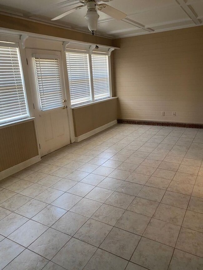 Building Photo - Beautiful 3 Bed 2 Bath Available in June!