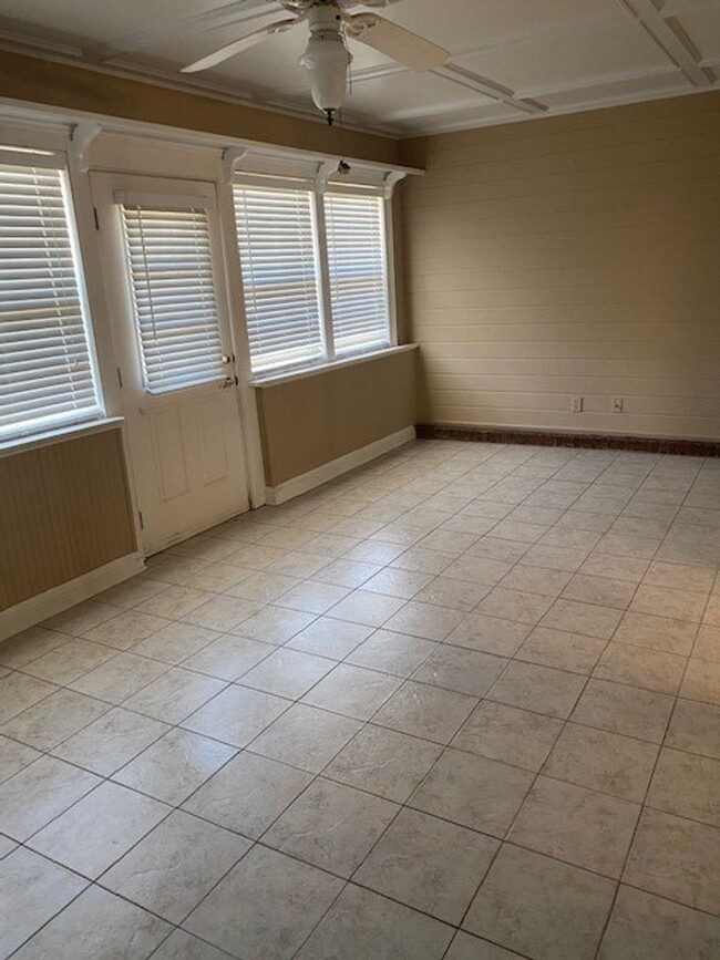 Foto del edificio - Beautiful 3 Bed 2 Bath Available in June!