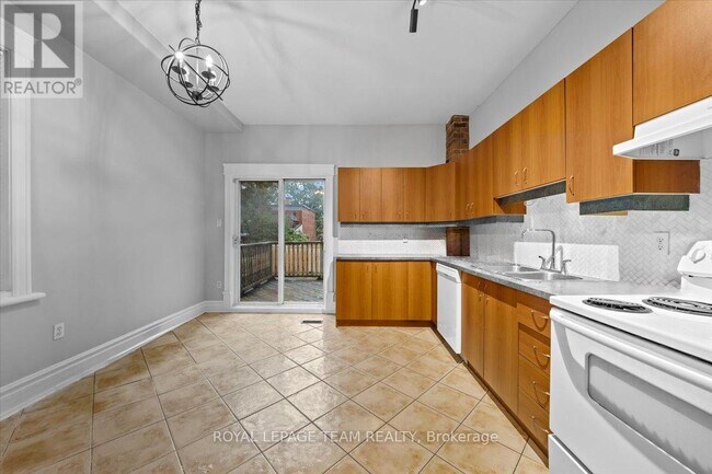 Building Photo - 134 Elm St