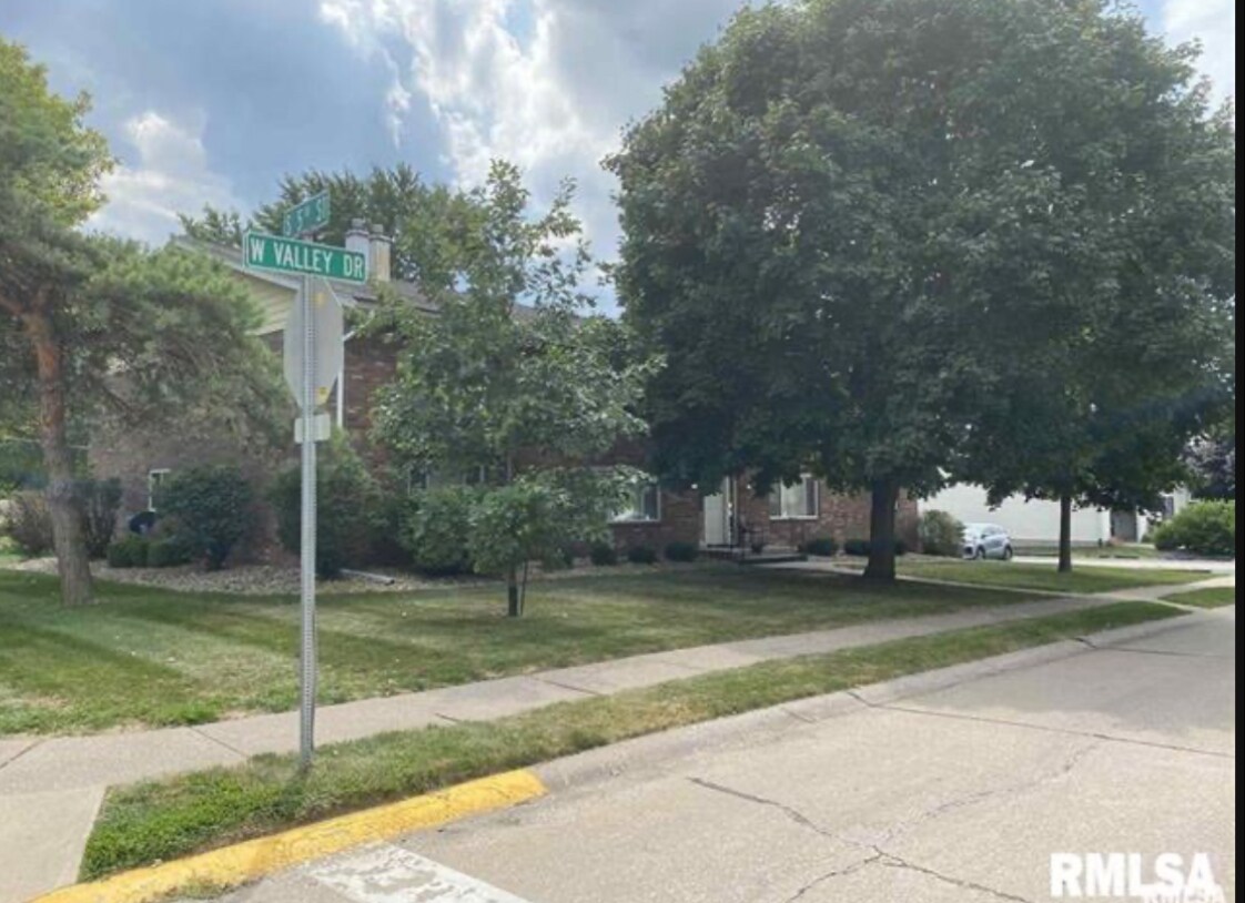 511 W Valley Dr, Eldridge, IA 52748 House Rental in Eldridge, IA