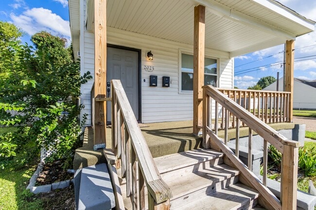 Building Photo - 2025 Peach St