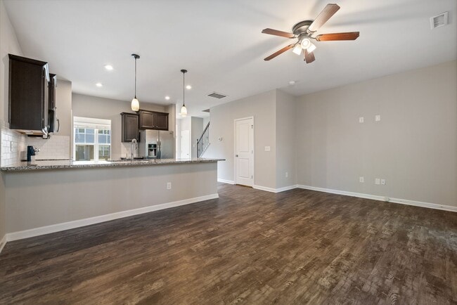 Building Photo - Cozy Three Bedroom Townhome