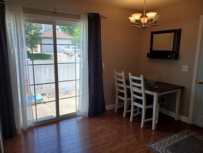 Building Photo - Charming 2 bedroom townhouse in ideal loca...