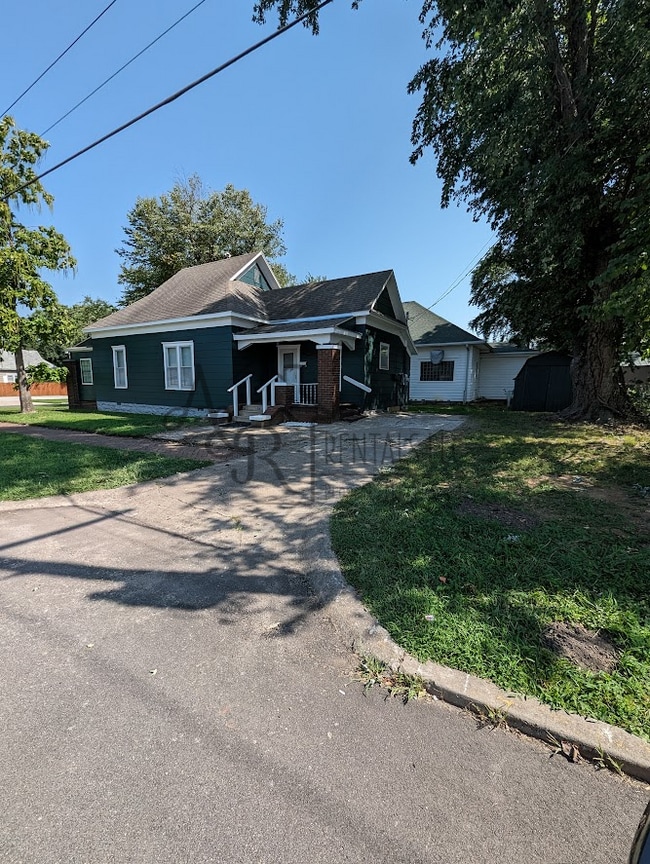 Building Photo - 711 N Elm St