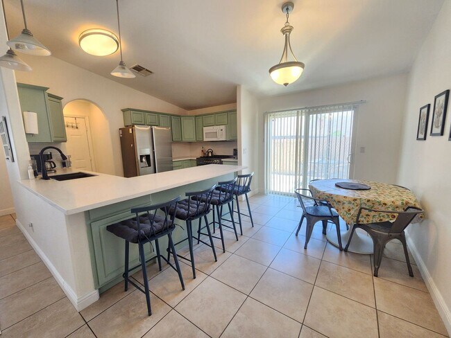 Building Photo - Fully Furnished 3 Bedroom Home w/ Covered ...