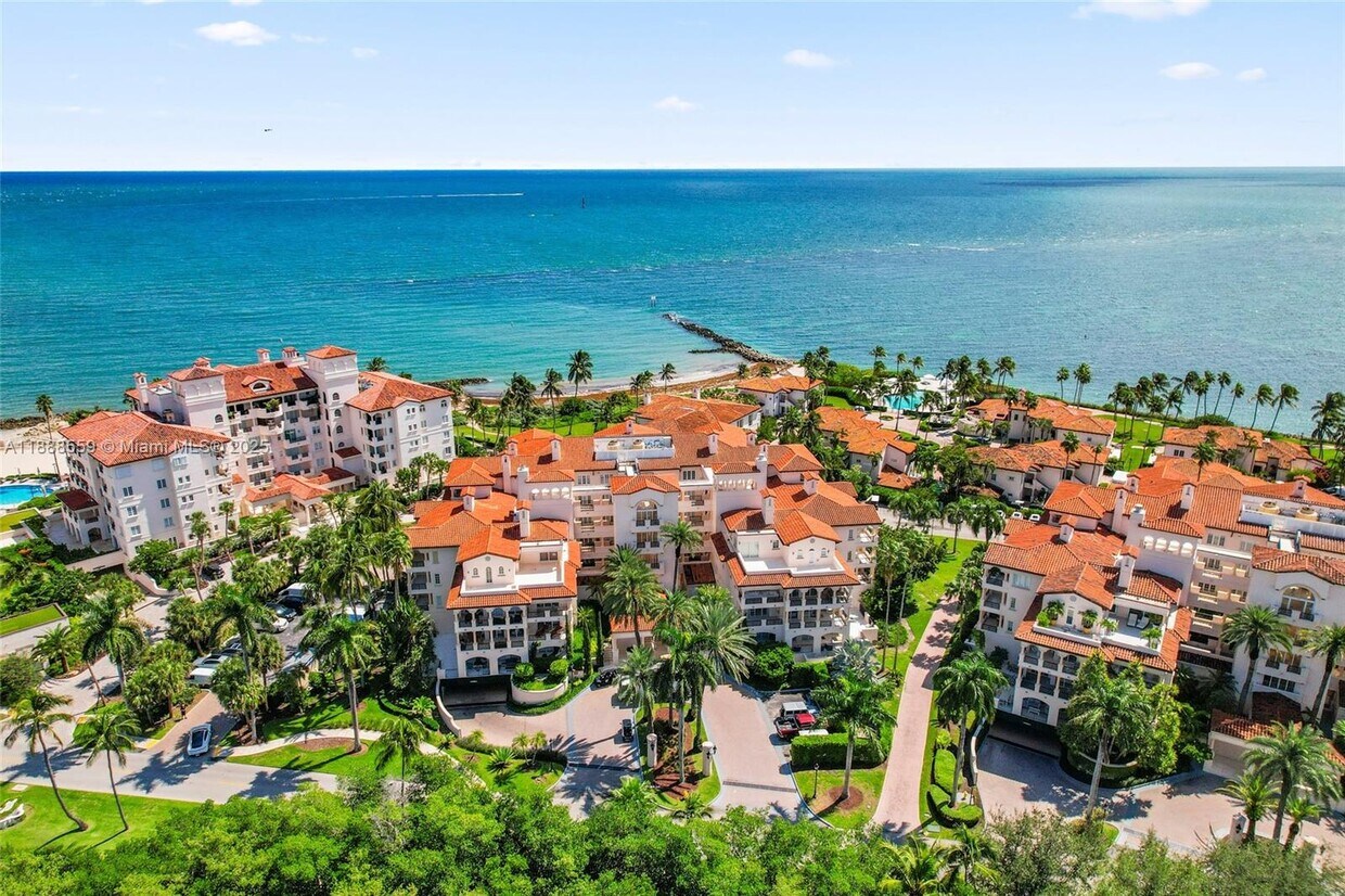 Foto principal - 19216 Fisher Island Dr