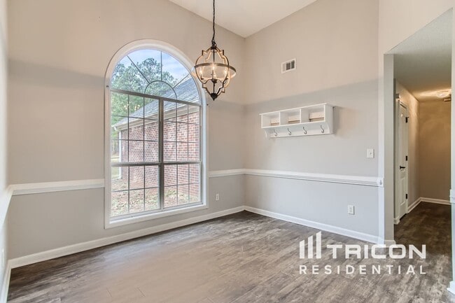 Building Photo - 1207 Maplewood Cir